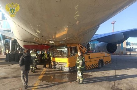 В Домодедове водовоз врезался в Airbus A380 Emirates