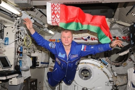 На борту МКС подняли белорусский флаг