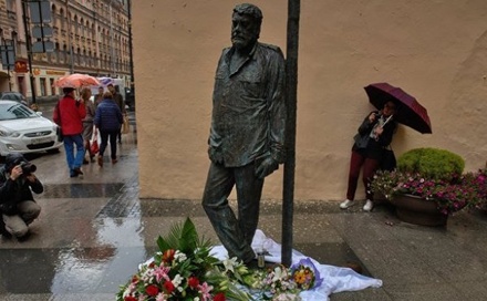 В Петербурге временно демонтирован памятник Довлатову