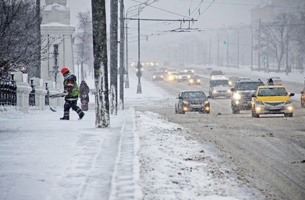 Московских водителей просят пересесть на городской транспорт из-за метели