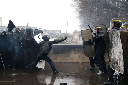 Два журналиста RT пострадали во время беспорядков в Париже