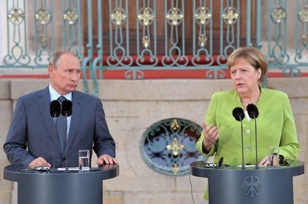Песков рассказал о переговорах Путина с Меркель