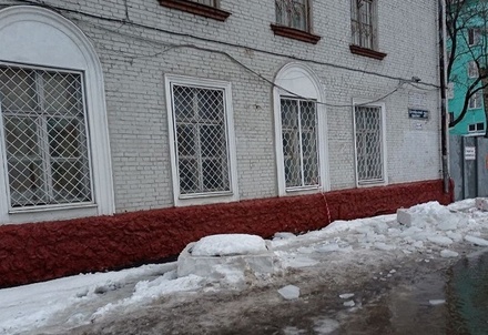 Скончался один из пострадавших при падении льда с крыши военкомата в Люберцах