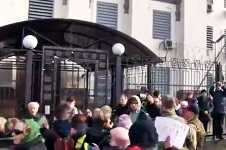 В посольстве РФ в Киеве заявили о «напряженном состоянии» сотрудников из-за акции протеста