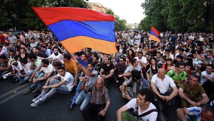Очевидцы сообщают о 5 тысячах протестующих на митинге в Ереване