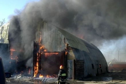На северо-западе Москвы горит металлический ангар