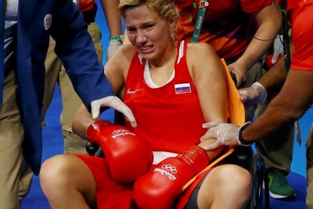 Анастасию Белякову увезли с олимпийского ринга на инвалидной коляске