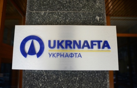 Рабочие укрепляют заграждения возле офиса «Укрнафты» в Киеве