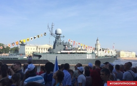 В Петербурге День ВМФ отметили парадом военных кораблей