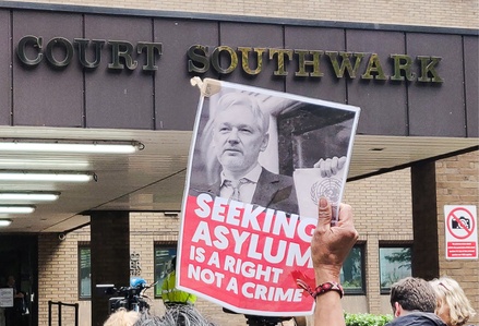 Суд в Лондоне дал Ассанжу 50 недель заключения за нарушение условий выхода под залог
