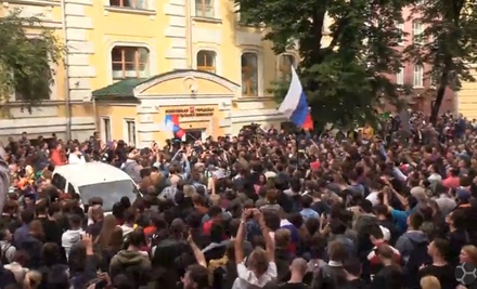 Полиция просит разойтись участников несогласованной акции в центре Москвы