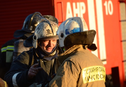 Спасатели эвакуировали 10 человек из горящего дома в центре Москвы