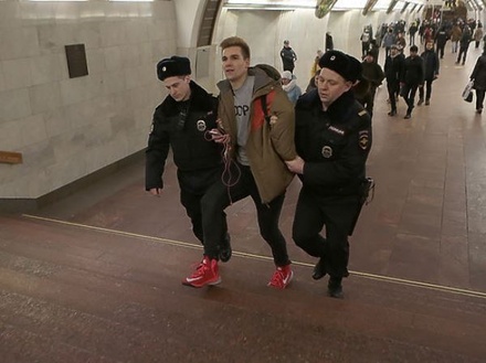 В Москве задержали организатора флешмоба «В метро без штанов»