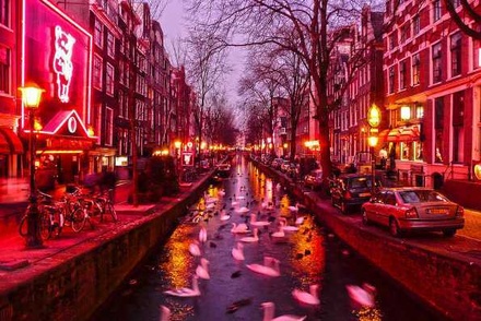 В Амстердаме запретят водить туристов в квартал красных фонарей