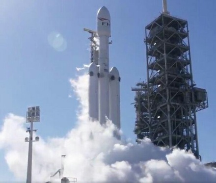 Дональд Трамп поздравил Илона Маска с успешным запуском ракеты Falcon Heavy к Марсу