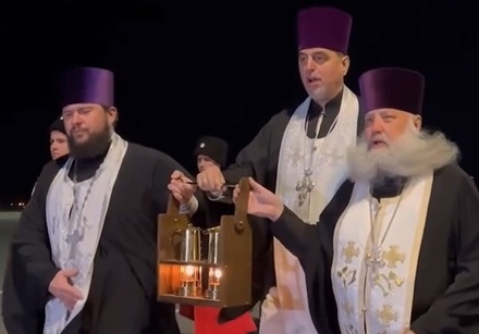 Частица Благодатного огня доставлена из Иерусалима в Россию