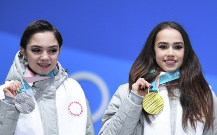 Загитовой и Медведевой вручили золотую и серебряную медали в Пхёнчхане