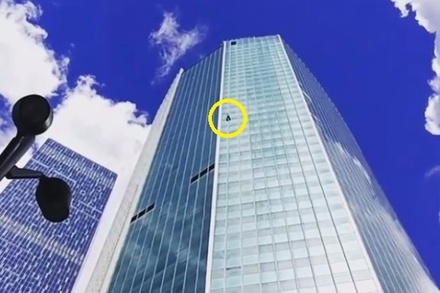 Неизвестный взбирается на небоскрёб центра «Москва-Сити»