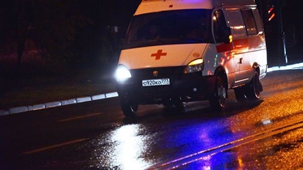 Три человека пострадали в Кирове при наезде автомобиля на остановку