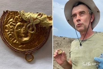 В Крыму археологи нашли золотую подвеску с Медузой Горгоной