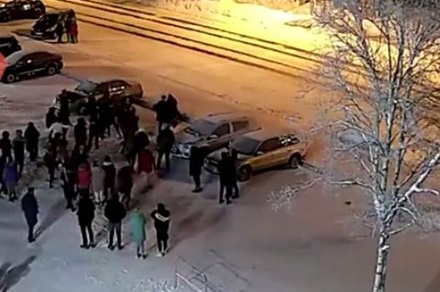 СМИ сообщили о массовом избиении подростками двух полицейских в Мурманской области