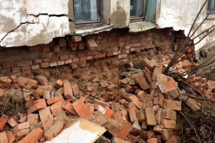 В Тверской области обвалилась стена двухэтажного жилого дома