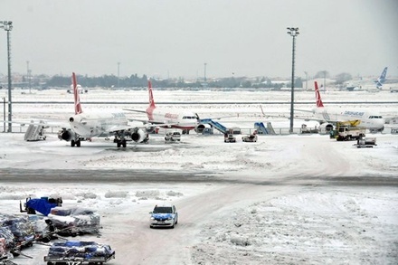 Все рейсы в аэропорту Стамбула отменены до 18:00 мск из-за сильного снегопада