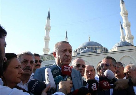Эрдоган потерял сознание во время праздничной молитвы