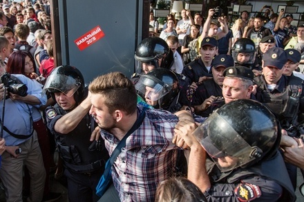 Суд в Москве арестовал обвиняемого в нападении на полицейского на акции 9 сентября
