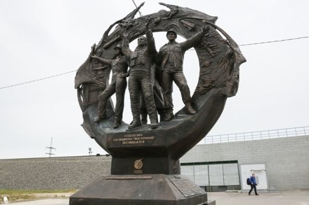 Рядом с Восточным открыли памятник в честь строителей космодрома