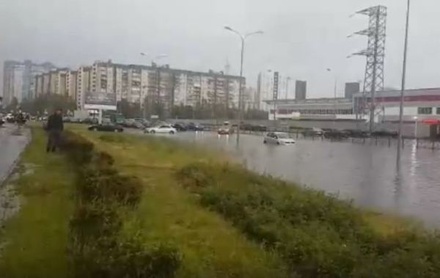 На окраине Петербурга ливень затопил целую улицу