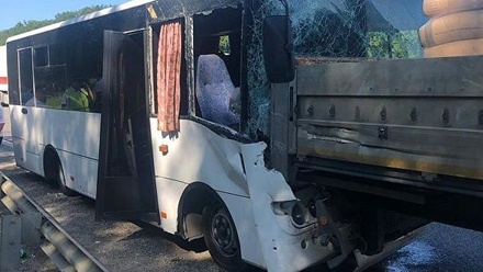 В столкновении автобуса с грузовиком в Краснодарском крае пострадали 17 человек