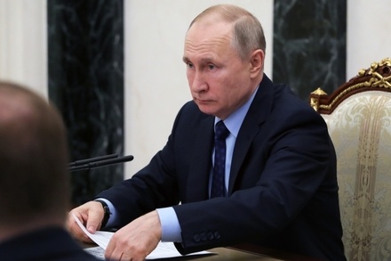 Путин поручил кабмину усилить контроль за обращением лекарств