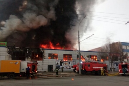 Пожар в торговом центре в Оренбурге охватил площадь в 1200 кв. метров