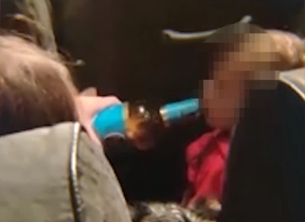Полиция Ленинградской области проверяет мать, поившую ребенка пивом в автобусе