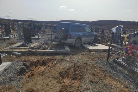 В Южно-Сахалинске местные жители устроили заезд на автомобиле по кладбищу
