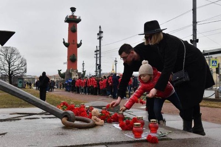 В Москве и Санкт-Петербурге появились стихийные мемориалы в память о погибших при теракте