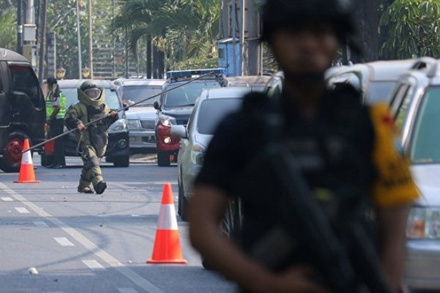 В результате взрывов в трёх церквях в Индонезии погибли 9 человек