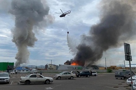 Жителям Улан-Удэ посоветовали не выходить на улицу из-за пожара на строительном рынке