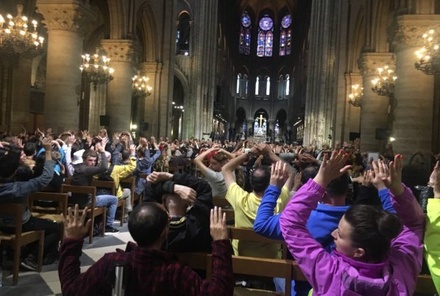 Заблокированные в Нотр-Даме из-за атаки на полицию туристы покидают собор