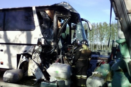 Пассажирский автобус столкнулся с грузовиком в Тульской области