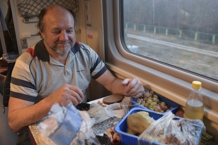 Главный внештатный диетолог Минздрава дал совет по рациону в поезде: исключить скоропортящиеся продукты