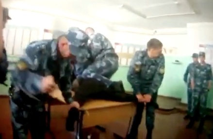 «Новая газета» опубликовала видеозапись пытки заключенного в колонии под Ярославлем