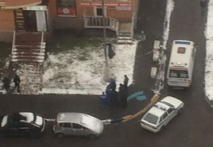 Очевидцы сообщили о падении человека из окна многоэтажки в Новых Черёмушках