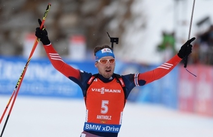 Антон Шипулин выиграл гонку преследования на этапе Кубка мира по биатлону