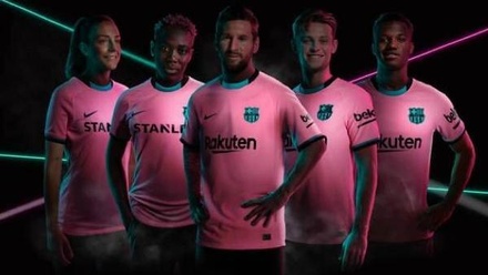 «Барселона» опубликовала фотографии Лионеля Месси в форме розового цвета