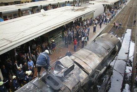 В Каире пассажирский поезд врезался в платформу