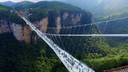 Самый длинный в мире стеклянный мост открыли в Китае