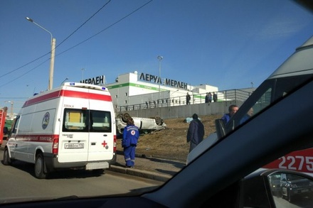 В Петербурге автомобиль сбил на тротуаре троих пешеходов