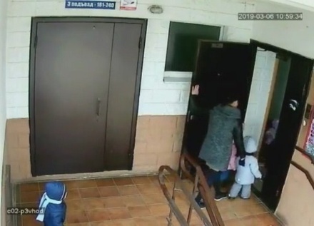 В Краснодаре воспитательница забыла полуторагодовалого ребёнка на прогулке
